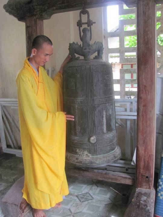 Thầy Thích Pháp Niệm chỉ rõ tên ngài cai đội Hoàng Sa, Nguyễn Hữu Niên được khắc trên đại hồng chung còn lưu giữ ở chùa