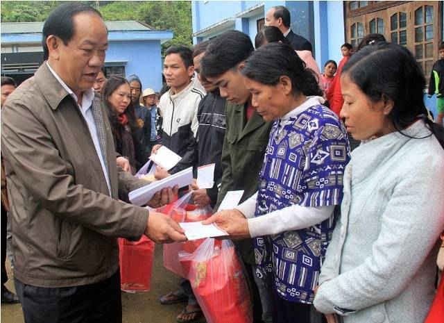 Chủ tịch Đinh Văn Thu trao tặng những phần quà cho người dân xã Trà Bui