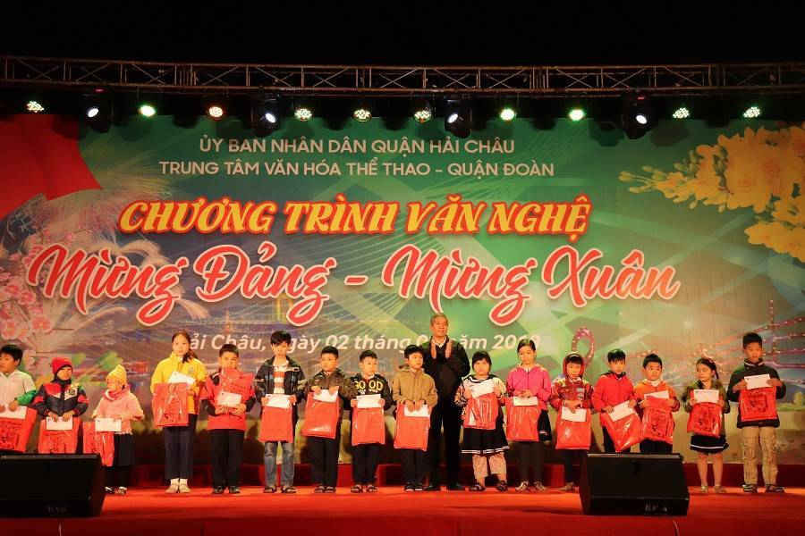 UBND quận Hải Châu trao tặng quà cho học sinh nghèo