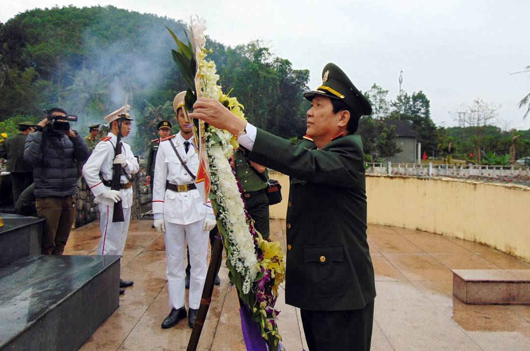 Trung tướng Nguyễn Văn Sơn, Thứ trưởng Bộ Công an viếng các anh hùng liệt sĩ tại Nghĩa trang liệt sĩ huyện Bắc Trà My