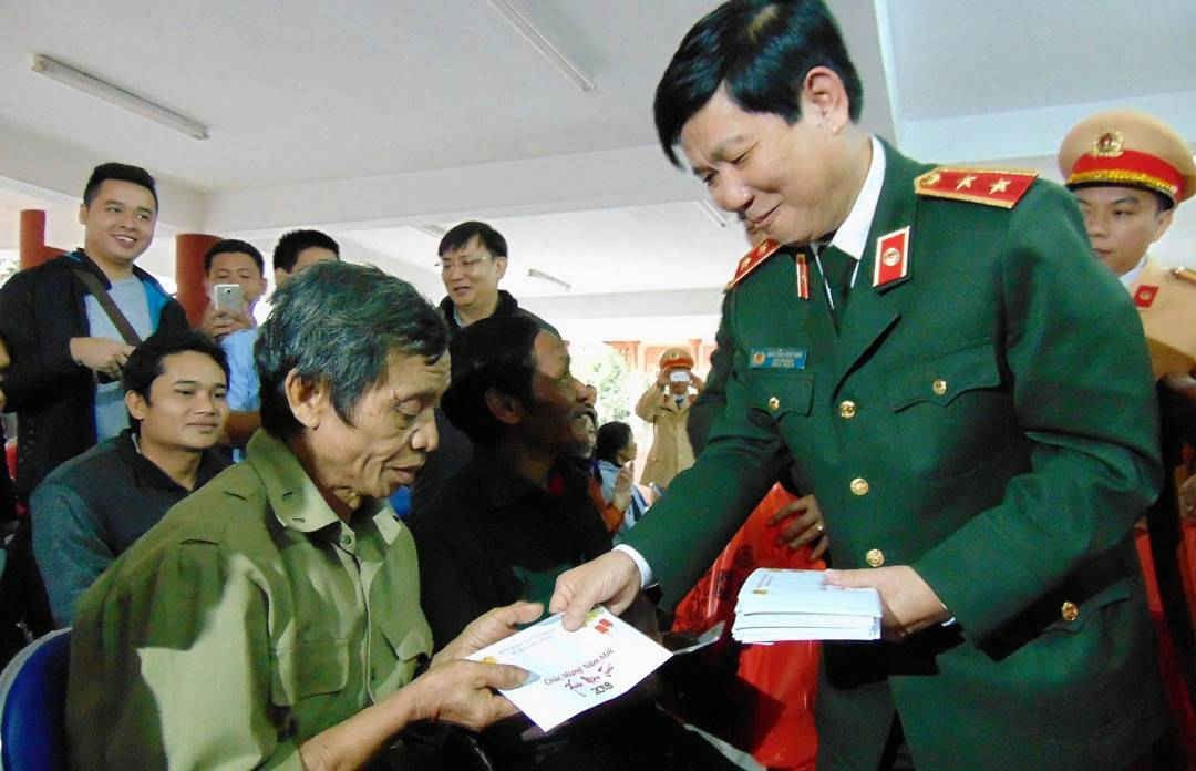 Trung tướng Nguyễn Văn Sơn, Thứ trưởng Bộ Công an tặng quà cho các bà con tại Bắc Trà My và Nam Trà My