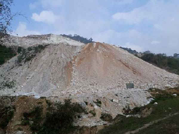 Khu đổ chất thải”khủng” của mỏ đá Thung Mây chực chờ đổ ập xuống đất canh tác của người dân