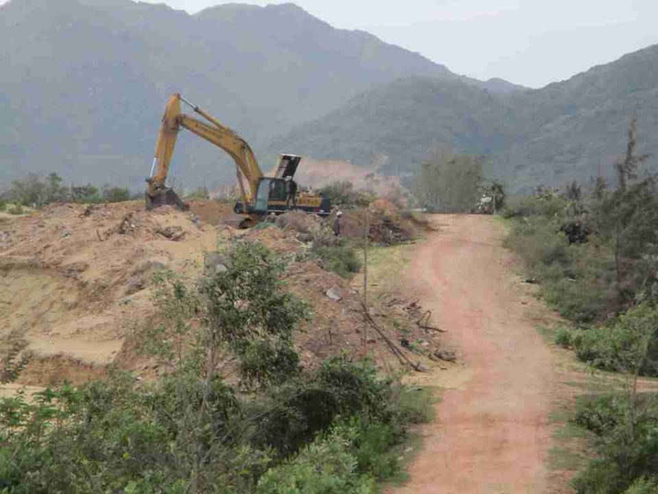Công ty TNHH Khoáng sản Thành An khai thác titan làm bức phá đường dân sinh đi qua thôn Hội Lợi
