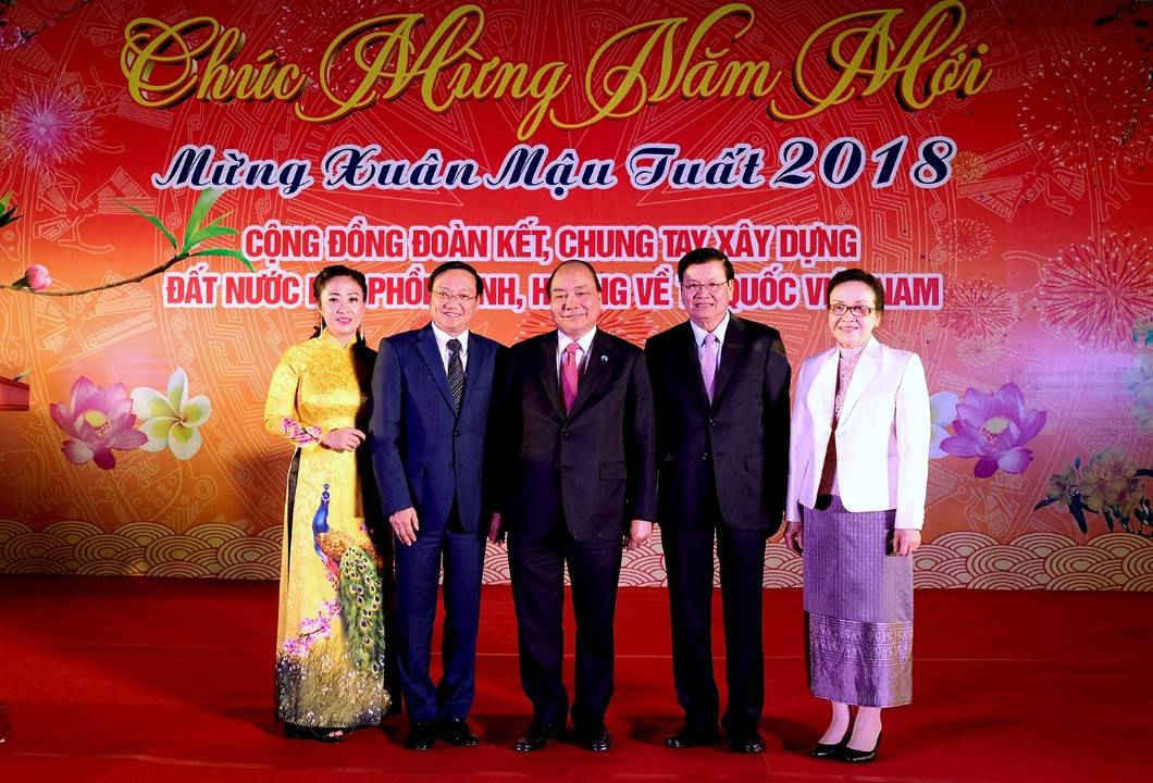 Hai Thủ tướng chúc Tết cộng đồng người Việt tại Lào