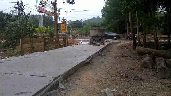 Đường bê tông tại thôn Vân Thọ huyện Như Xuân, tỉnh Thanh Hóa, đường Dự án xóa nghèo nhanh bền vững đang có dấu hiệu bị rút ruột…?