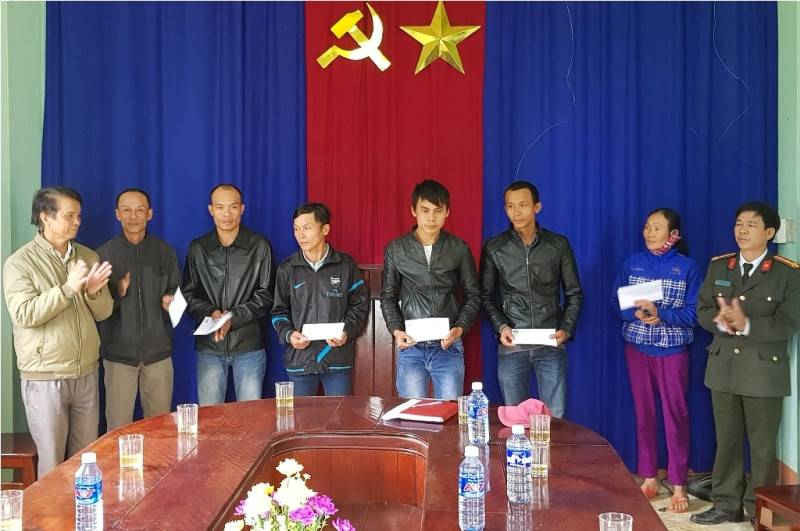 Thượng tá Phạm Phú Vân- Phó Trưởng Công an huyện Đại Lộc và ông Nguyễn Hùng- Bí thư xã Đại Hưng trao quà cho các đối tượng chấp hành xong án phạt tù