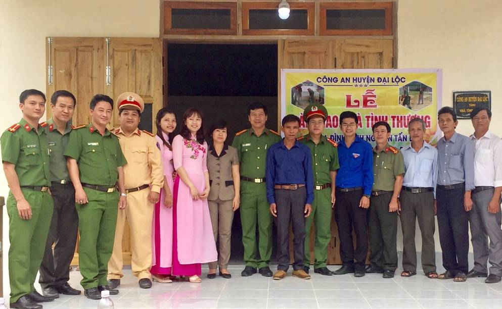 Công an huyện Đại Lộc bàn giao nhà tình thương cho anh Nguyễn Tấn Dư