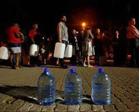 Người dân xếp hàng để lấy nước từ một suối nước ở vùng ngoại ô Newlands do lo ngại về cuộc khủng hoảng nước ở thành phố Cape Town, Nam Phi, ngày 25/1/2018. Ảnh: Mike Hutchings