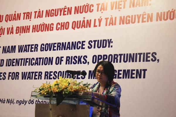 Bà Nguyễn Thu Phương, Cục Quản lý tài nguyên nước (Bộ TN&MT) trình bày tham luận
