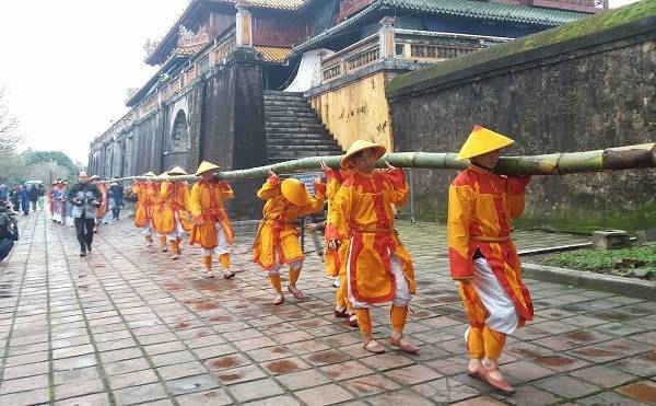 Cây nêu dài 15m do 10 lính vệ vác