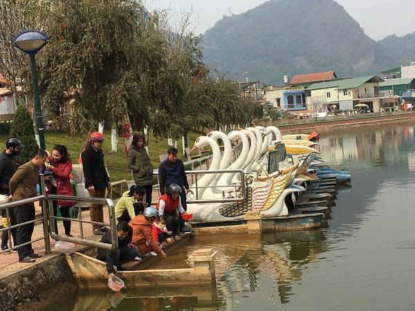 12h trưa, tại hồ Sanh công viên 26-10, đông đảo người dân đến thả cá tiễn ông Táo về trời.