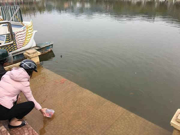 12h trưa, tại hồ Sanh công viên 26-10, đông đảo người dân đến thả cá tiễn ông Táo về trời.