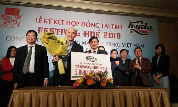 Lễ ký kết tài trợ kim cương giữa Carlsberg Việt Nam và Ban tổ chức Festival Huế 2018