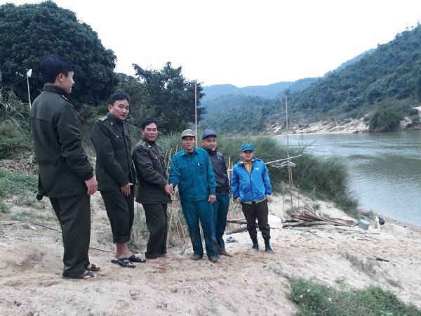 Cán bộ kiểm lâm Bãi Bùng và cán bộ BQL RPH Sông Chàng (Thanh Hóa) phối hợp nghiệp vụ