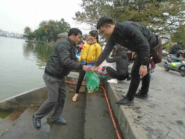 Nhóm tình nguyện viên giờ trái đất 2018 thu gom túi nilon tại hồ Tây, quận Tây Hồ