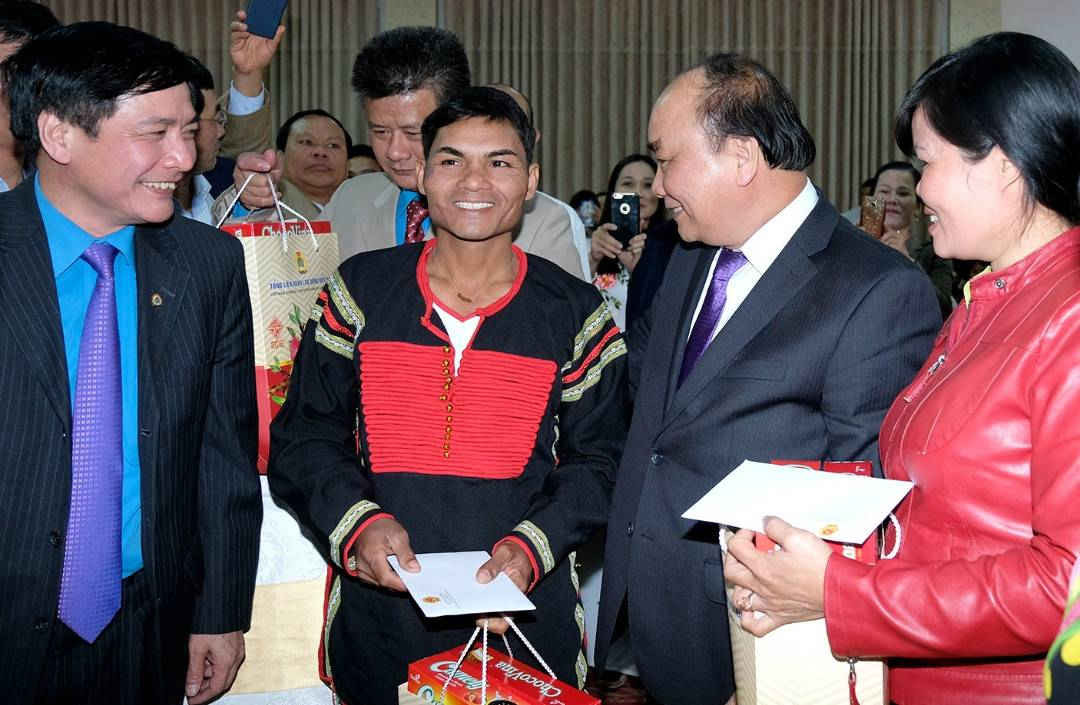 Thủ tướng chúc Tết, tặng quà cho đồng bào các dân tộc thiểu số và công nhân lao động tỉnh Đắk Lắk
