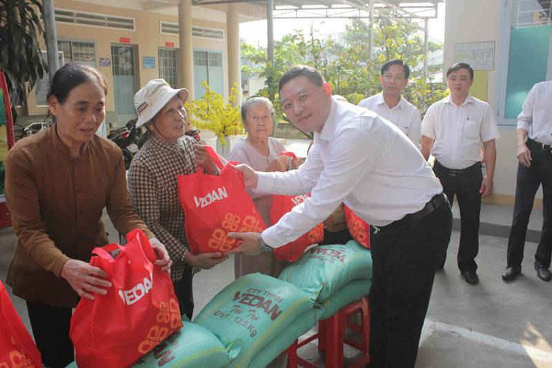 Ông Tsai Ping Hsuan – Đại diện Vedan trao quà cho người nghèo xã Phước Thái 1