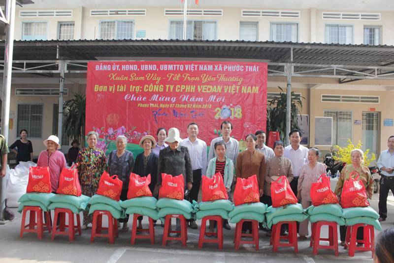 Ông Tsai Ping Hsuan (thứ 2 từ trái sang)– Đại diện Vedan trao quà cho người nghèo xã Phước Thái
