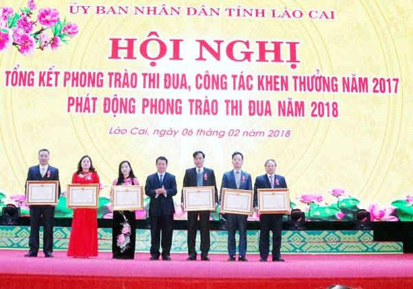 Thừa ủy quyền của Chủ tịch nước, ông Nguyễn Văn Vịnh đã trao tặng Huân chương Lao động cho 6 cá nhân điển hình tiên tiến