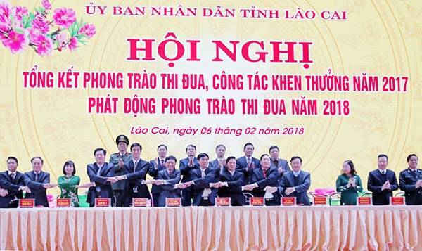 Đại diện các khối thi đua của tỉnh Lào Cai ký giao ước thi đua phấn đấu hoàn thành toàn diện các nhiệm vụ, chỉ tiêu kinh tế - xã hội năm 2018.