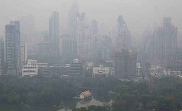 Đường chân trời được nhìn thấy vào buổi sáng trong tình trạng ô nhiễm không khí ở Bangkok, Thái Lan vào ngày 8/2/2018. Ảnh: Reuters / Athit Perawongmetha