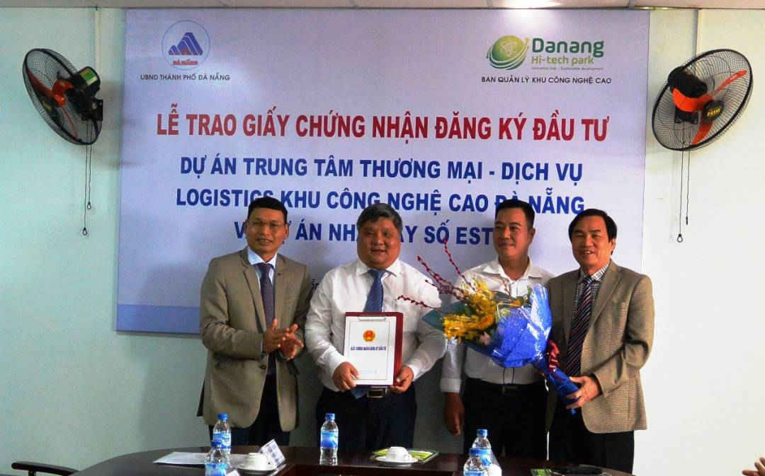 Ông Hồ Kỳ Minh- Phó chủ tịch UBND thành phố Đà Nẵng trao giấy chứng nhận đầu tư cho Công ty Cổ phần Logistics Công nghệ cao Đông Nam Á