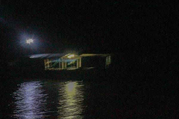 Một thuyền khai thác cát trái phép vào ban đêm trên sông Hương