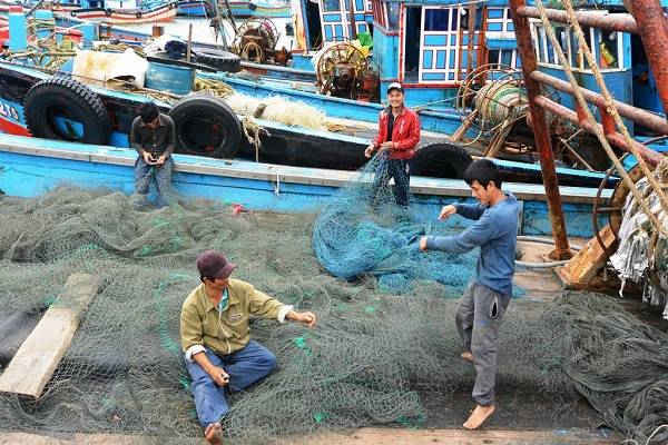 Vừa trở về sau chuyến biển, ngư dân hối hả sửa lại lưới cụ cho vụ cá mới