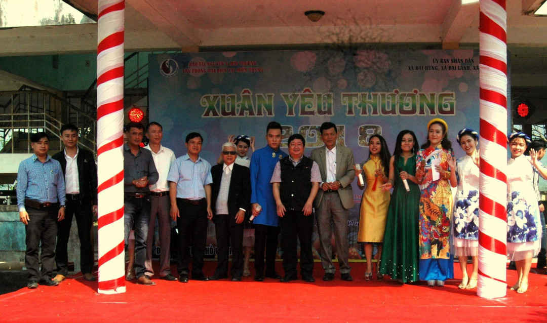 Ban Tổ chức chụp hình lưu niệm cùng lãnh đạo UBND huyện Đại Lộc, lãnh đạo 3 xã: Đại Lãnh, Đại Hưng, Đại Sơn và các nghệ sĩ