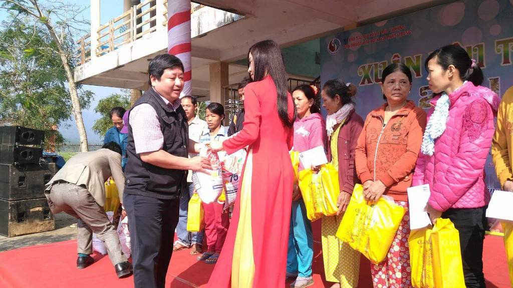 Báo Tài nguyên & Môi trường trao quà cho bà con nghèo huyện Đại Lộc