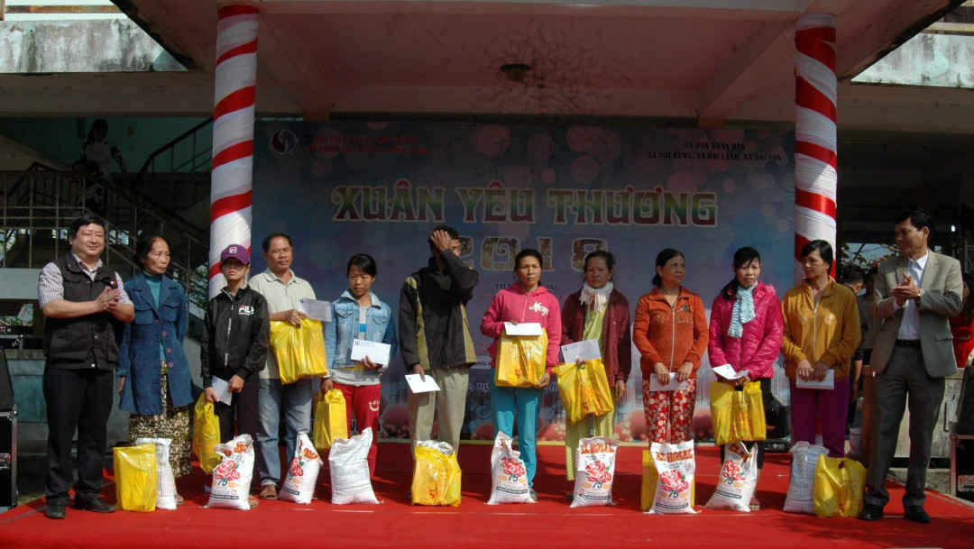 Nhà báo Phan Thanh Đà Hải (Báo TN&MT) và ông Ngô Xuân Yến, Chủ tịch UBND xã Đại Lãnh trao quà cho bà con nghèo xã Đại Lãnh