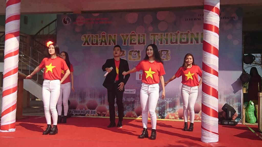 Ca sĩ Duy Đạt (Top 10 Sao Mai Điểm Hẹn Miền Trung) thể hiện ca khúc “Việt Nam ơi” 