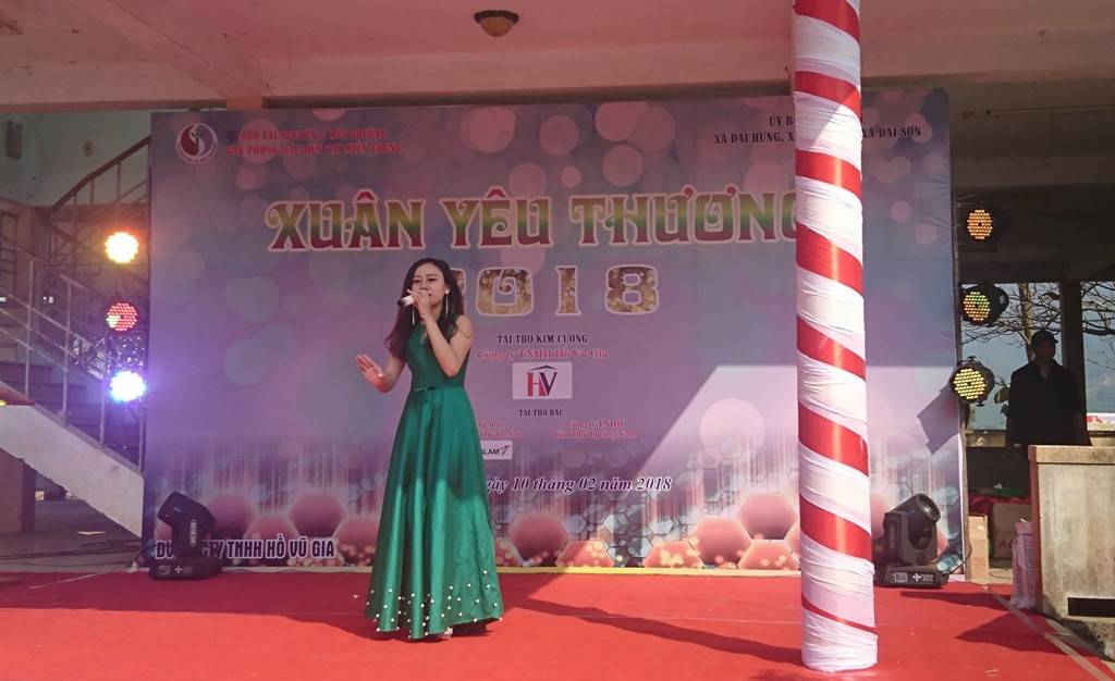 Ca sĩ Thanh Trang (Nhà hát Trưng Vương Đà Nẵng) biểu diễn