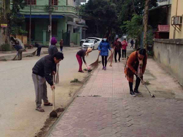 Nhân dân tổ dân phố 25, Mường Thanh làm sạch đường phố đón tết