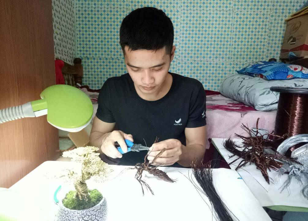 Trần Điền Điền đang miệt mài làm ra các sản phẩm bonsai “độc” 
