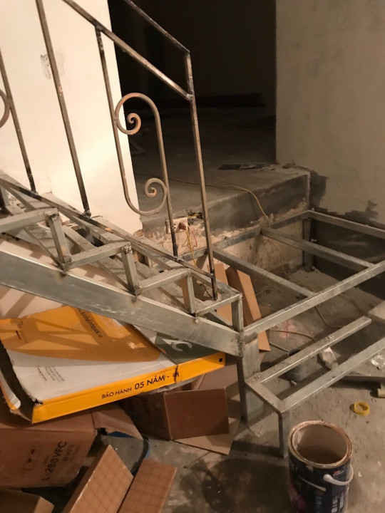 Cầu thang bằng sắt là “vật liệu nhẹ”?!
