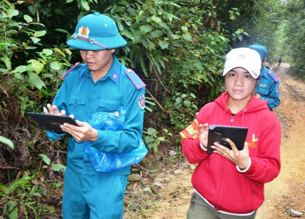 Đồng bào Cơ Tu dùng máy tính bảng ipad hỗ trợ cho việc bảo vệ rừng