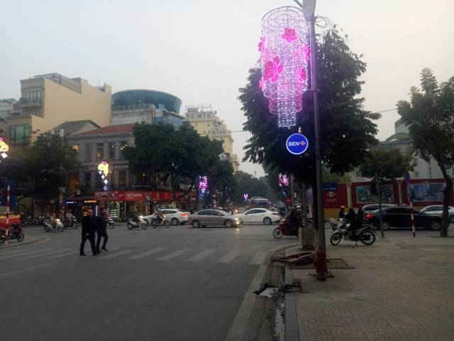 Kế bên là hình ảnh của cành hoa đào trên phố Hàng Bài