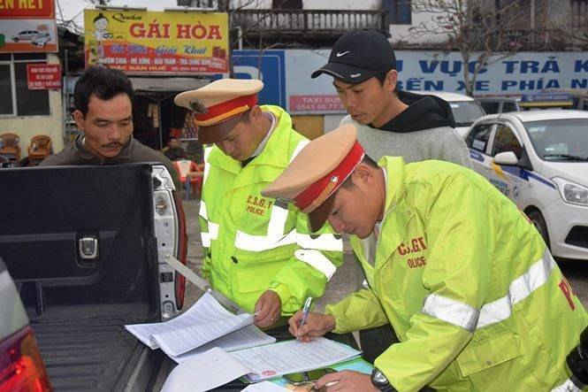CSGT Đội TTKS số 1 - PC 67 - Công an tỉnh Thừa Thiên Huế xử phạt hành chính đối với xe khách BKS 43B - 027.67 (Ảnh: CSGT Thừa Thiên Huế)