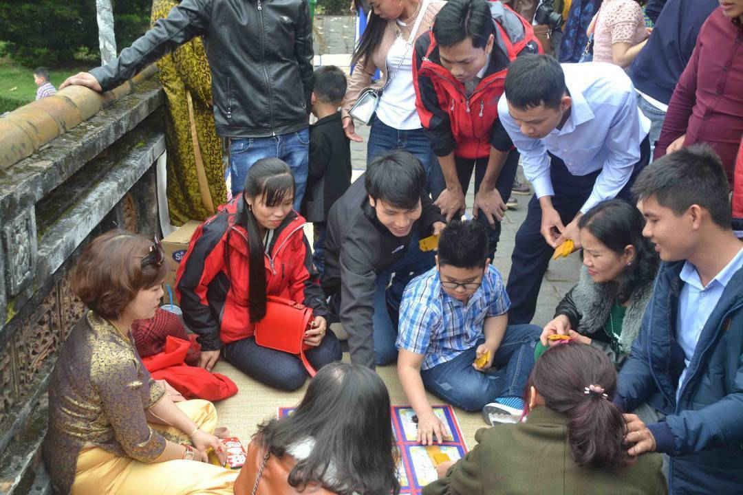 Những trò chơi dân gian thời Nguyễn được tái hiện, thu hút nhiều người tham gia