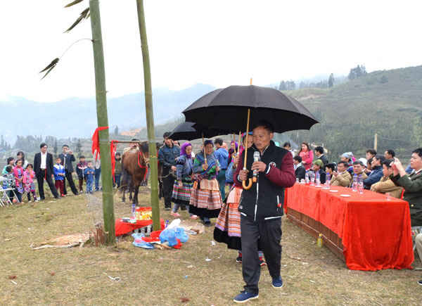 Hát giao duyên quanh cây nêu là một nét văn hoá không thể thiếu của người Mông trong lễ hội Say Sán.