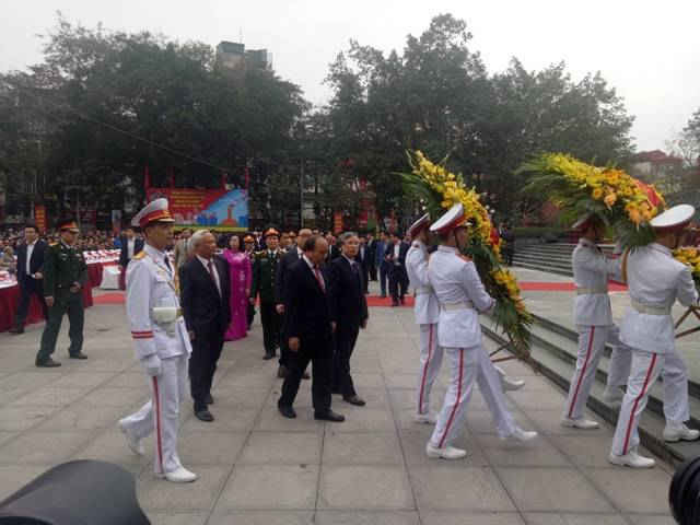 Lãnh đạo Đảng, Nhà nước, Chính phủ, Quốc hội dâng hương, dâng hoa lên tượng Đức vua Quang Trung