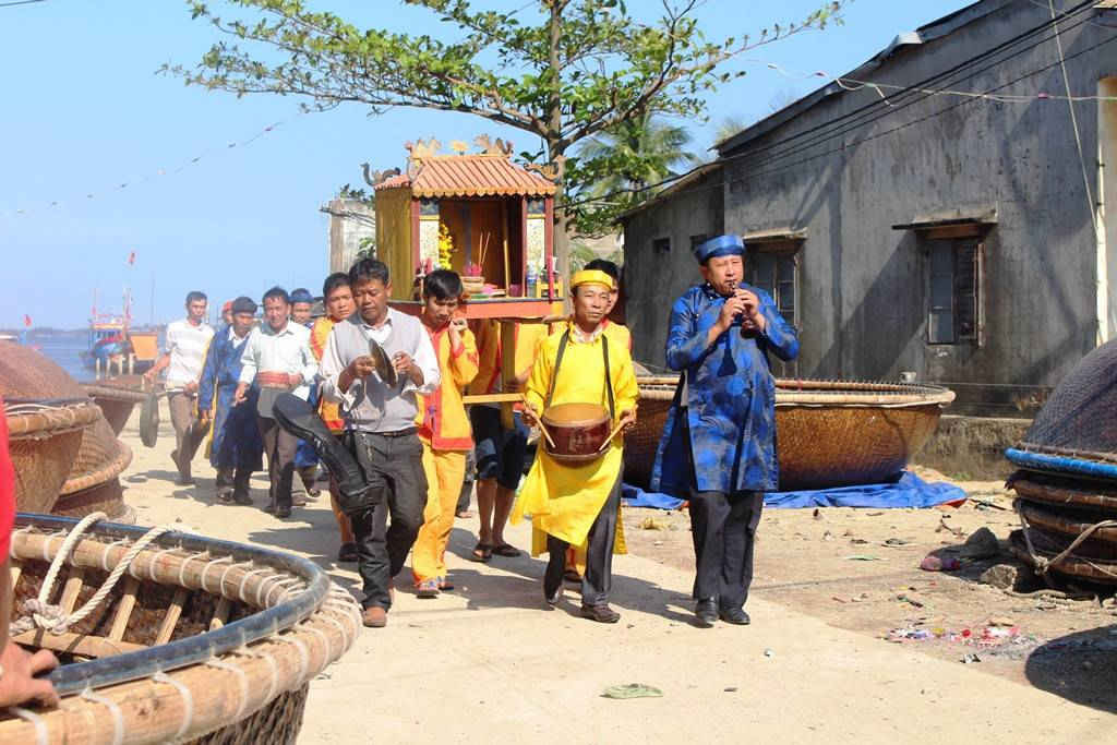Các ngư dân làm lễ rước thần cá ông ở cửa biển An Hòa (xã Tam Quang)