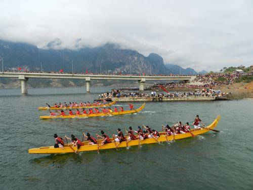 Lễ hội đua thuyền truyền thống huyện Quỳnh Nhai
