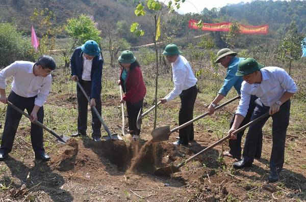Đại diện lãnh đạo tỉnh và Sở NN&PTNT trồng cây tại hồ Loọng Luông