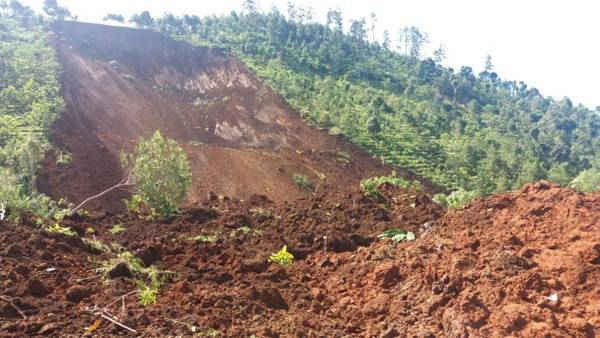 Lở đất trên đảo Java làm chết 5 người, hơn 10 người mất tích