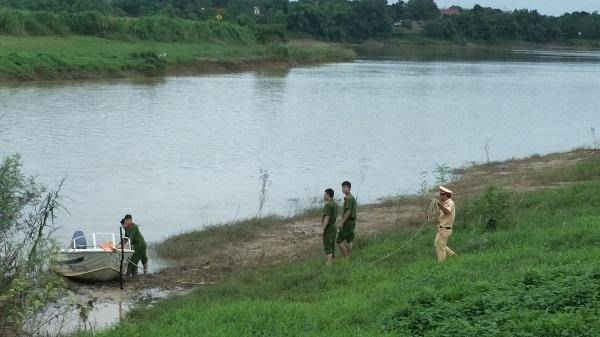 Lực lượng công an huyện Vĩnh Lộc thường xuyên kiểm tra cát tặc trên sông Mã
