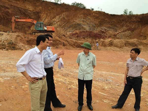 Đoàn kiểm tra của Sở TN&MT đi kiểm tra khai thác đất ở huyện Triệu Sơn