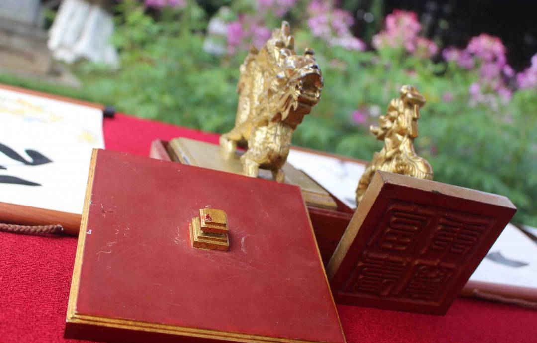 Các ấn vàng (phục chế) trong cung triều Nguyễn được khai ấn để đóng vào các bức thư pháp tặng người dân và du khách