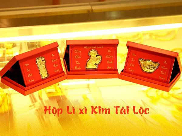  Tập đoàn DOJI còn giới thiệu dòng sản phẩm hộp lì xì Kim Tài Lộc, được mạ vàng 999.9 và có mức giá chỉ 500.000 đồng, bao gồm: Khuyển Vàng Cầu May, Âu Vàng Tài Phát, Thần Tài Thịnh Vượng.